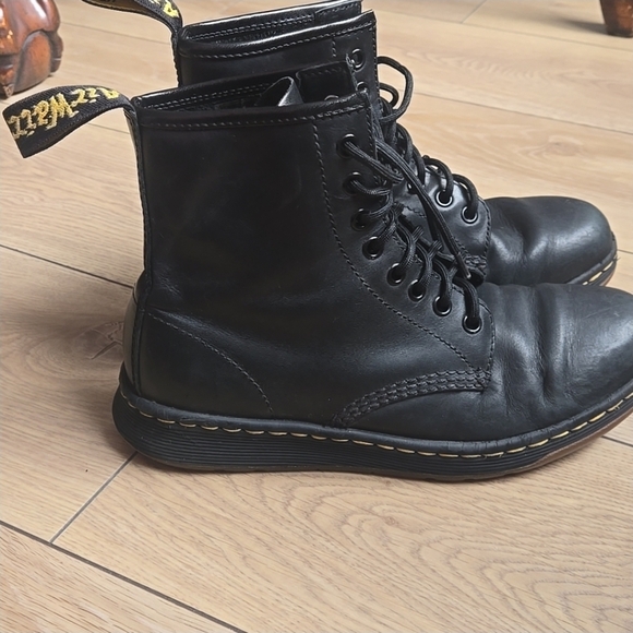 Dr. Martens Newton Black Leather Lace Up Boots from the SoftWair line Sz 8 - Picture 3 of 11